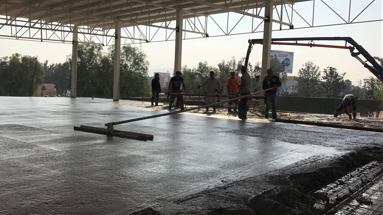 Pasillo exterior de Europlaza con accesos a locales y jardinería, construcción comercial Fer Et Ciment León